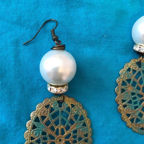 PEARL and metal with clear crystal stones earrings - Picture 2 of 5